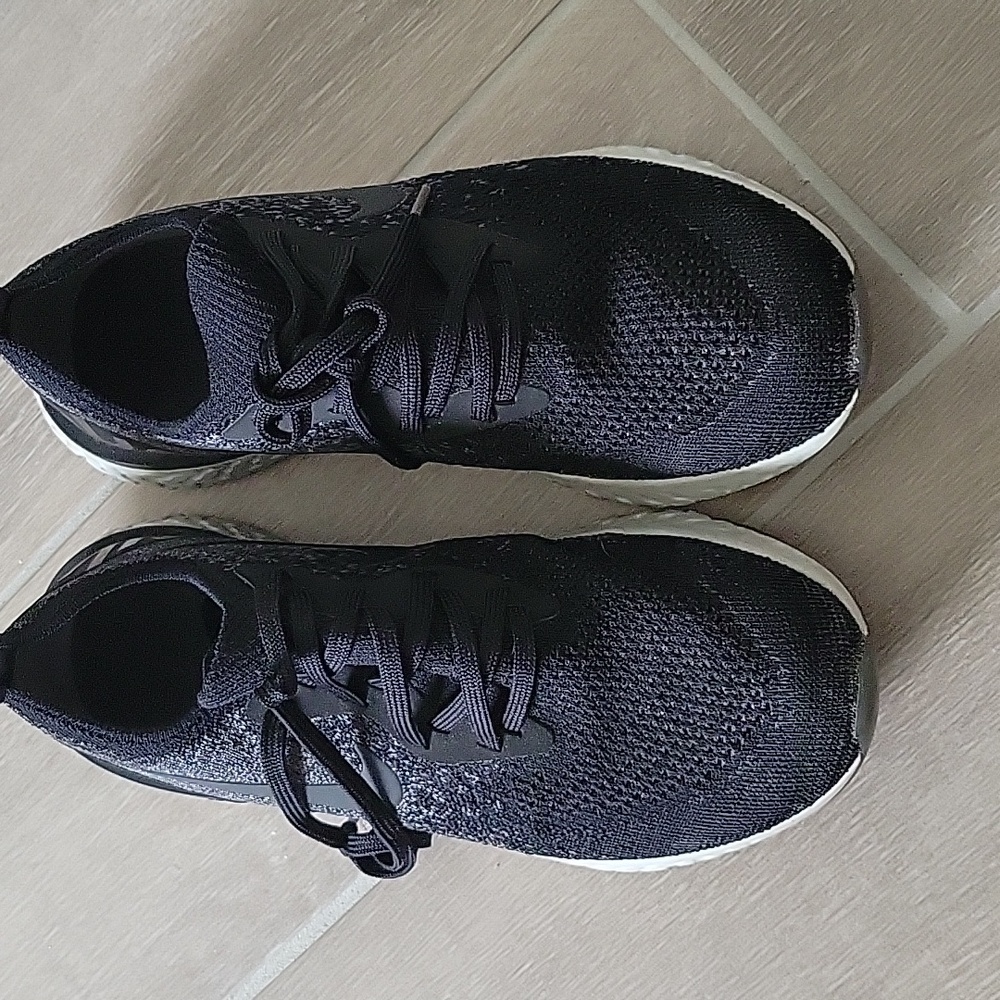 Black Nike shoes size 7.5